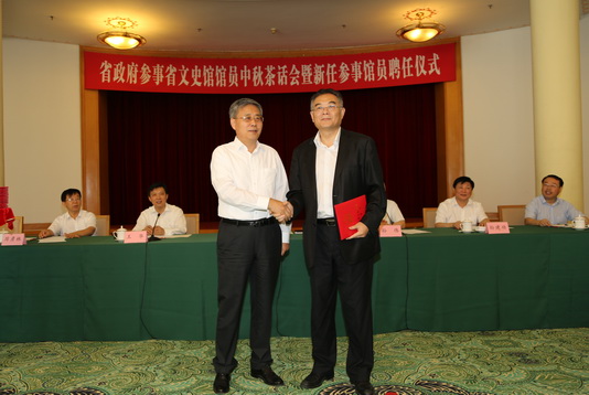 郭树清省长（左）为新聘参事颁发聘书